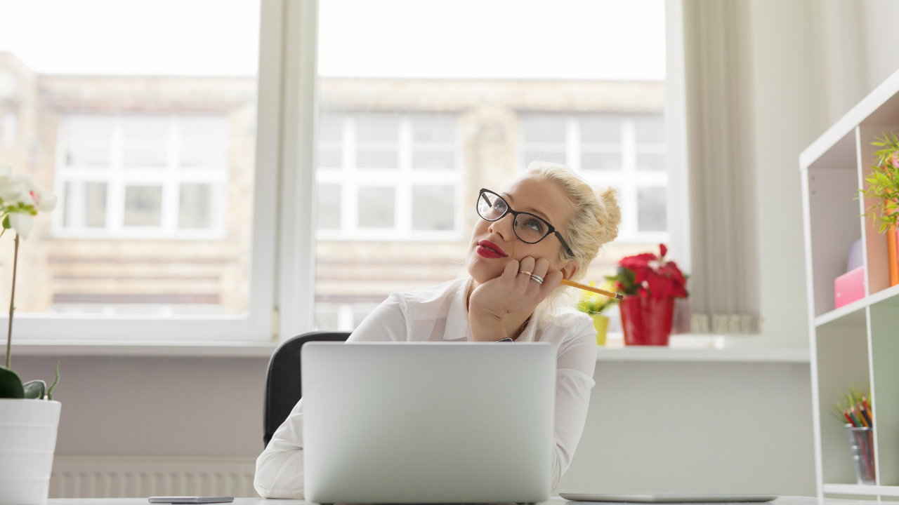 pcの前で考え事をしてる女性